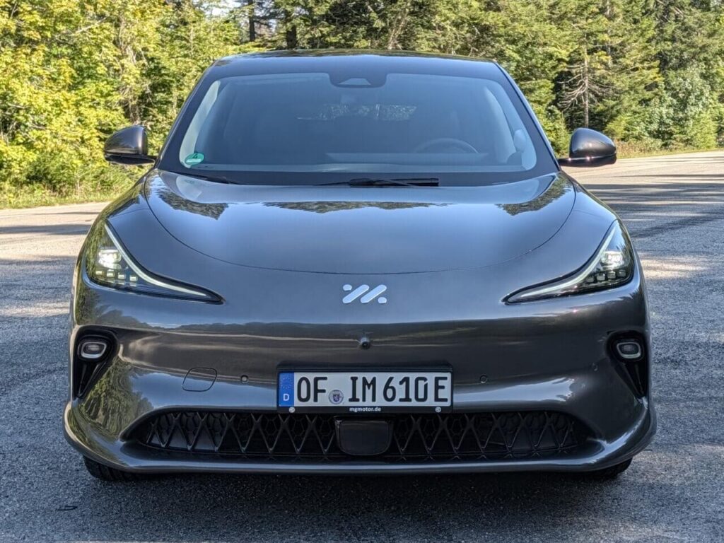 Die Frontansicht des MG IM6 ähnelt dem Design von Tesla.