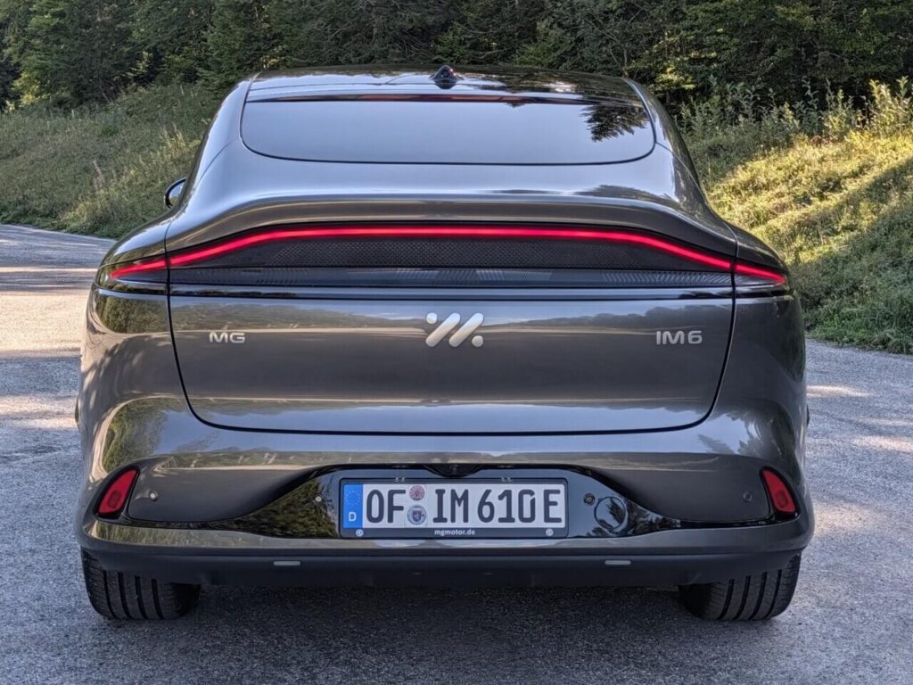 Heckansicht beim MG IM6: Das geschwungene LED-Lichtband erinnert an das Design von Aston Martin.