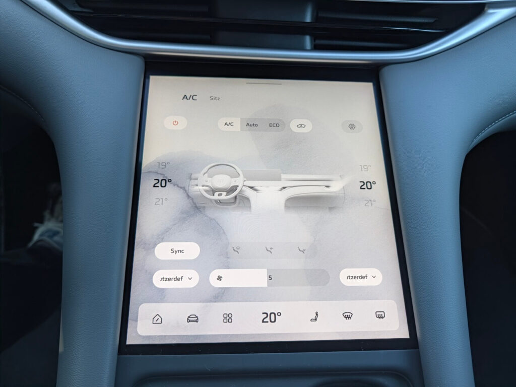 Klimaeinstellungen über den zentralen Touchscreen in der Mittelkonsole.