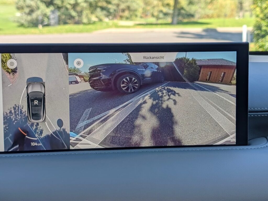 Rückfahrkamera beim MG IM6 mit dynamischen Führungslinien und zentimetergeneuer Distanzmessung bei der Hinderniserkennung und 360-Grad-Ansicht.