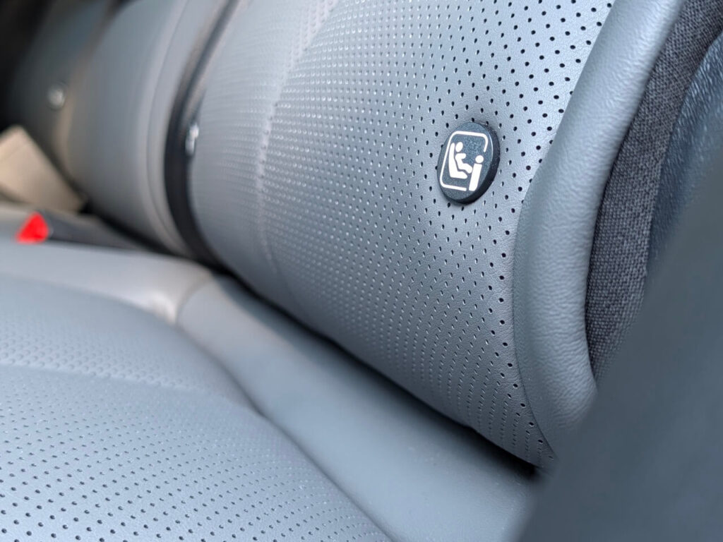 Der MG IM6 verfügt über zwei Isofix-Halterungen mit Top-Tether auf den äußeren beiden Plätzen der Rücksitzbank.