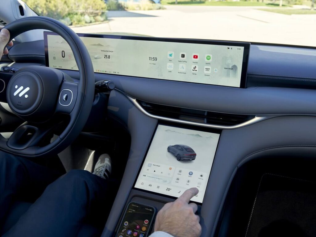 Bedienung über den 10,5-Zoll-Zentral-Touchscreen. Foto: Guillaume Talbot