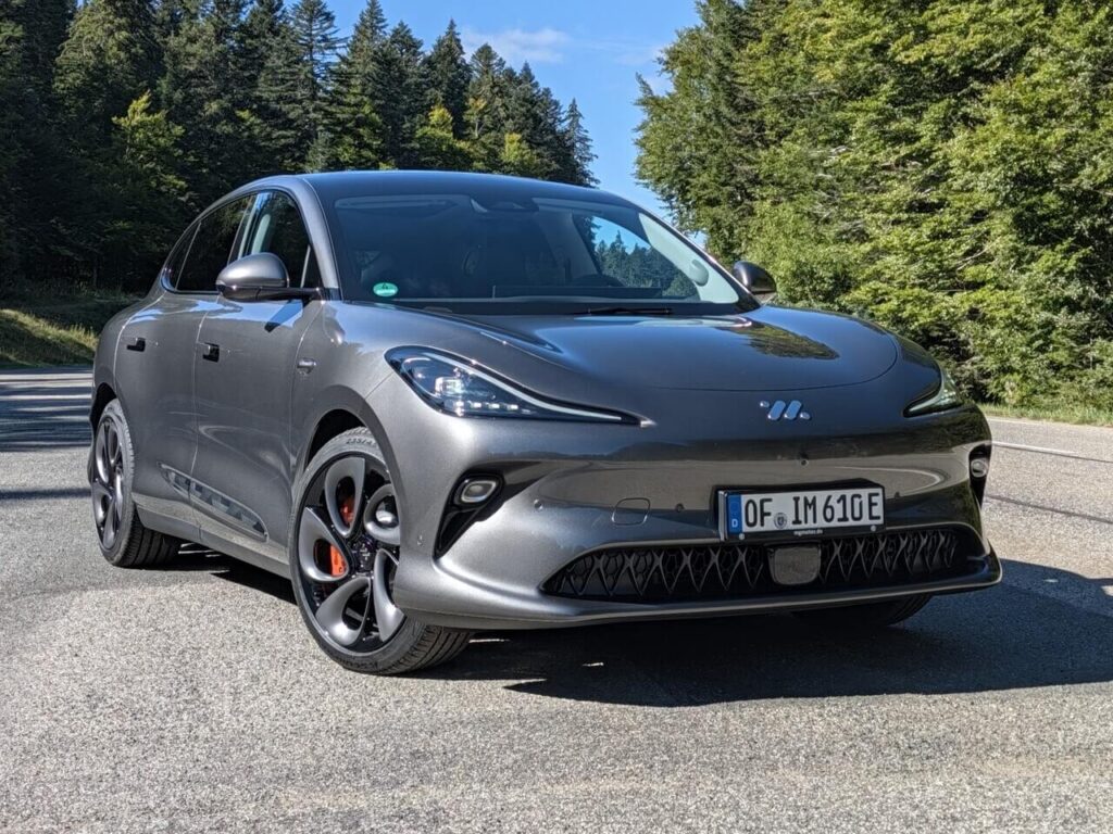 Fahrbericht zum MG IM6 Premium AWD in der Metallic-Lackierung "Rembrandt Grey" (+790 Euro) hat einen Listenpreis von 60.900 Euro.