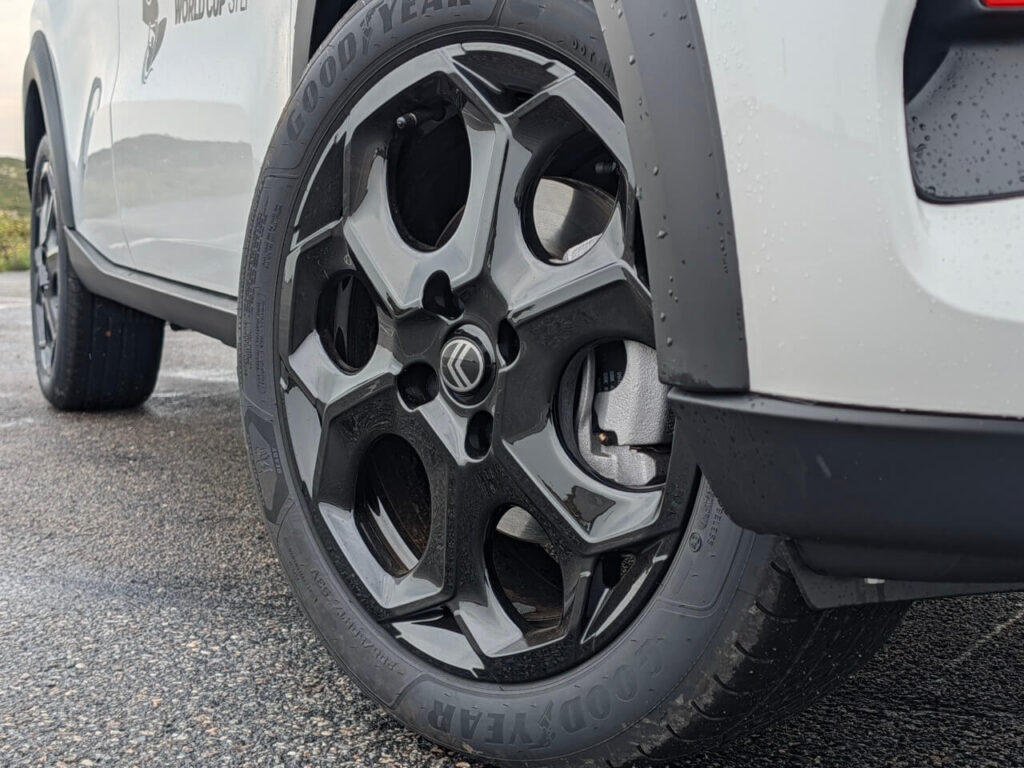 17-Zoll-Felge "Atacamite" mit Diamantschliff in Schwarz für den Citroën Ë-C3 Collection.