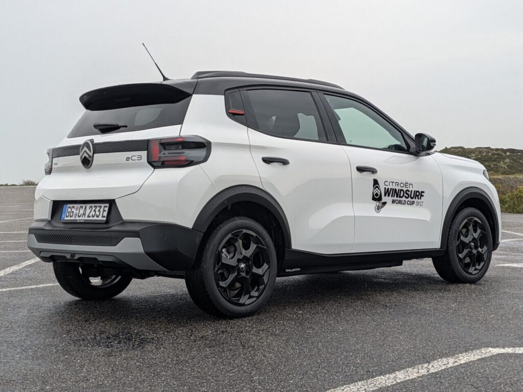 Elektro-Kleinwagen im Test: Citroën Ë-C3 Electric "Collection" in Polar-Weiß mit schwarzem Dach.