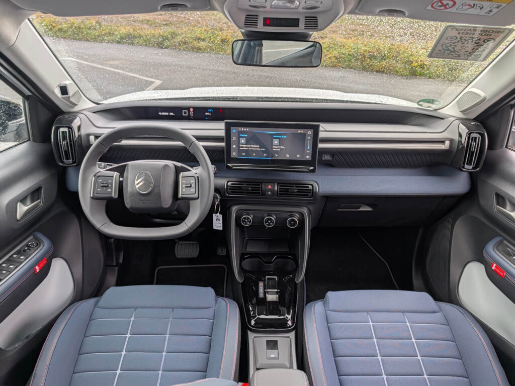 Armaturenbrett im Citroën Ë-C3 Collection mit Interieur "Urban Blue".
