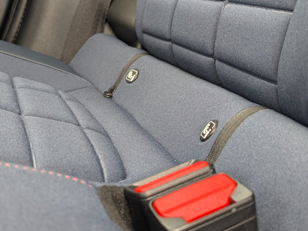 Isofix: Die Haltepunkte auf der Rücksitzbank sind über Reißverschlüsse erreichbar.