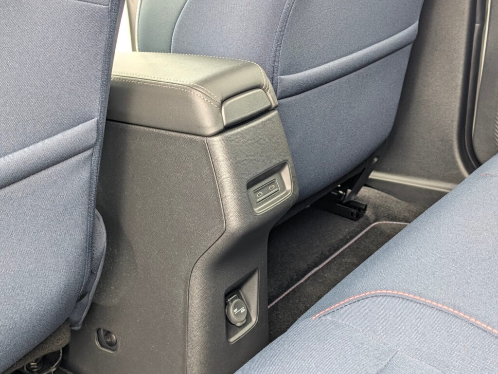 Im Fond gibt es 2x USB-C-Anschlüsse, 1x 12V-Anschluss und Ablagemöglichkeiten in den Rückenlehnen der Vordersitze und den Türtaschen.