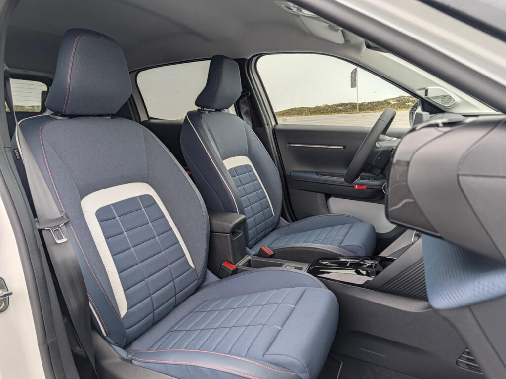 Komfortable Stoffsitze vorne in Blau (Citroën Ë-C3 "Collection" mit Interieur in Urban-Blue).