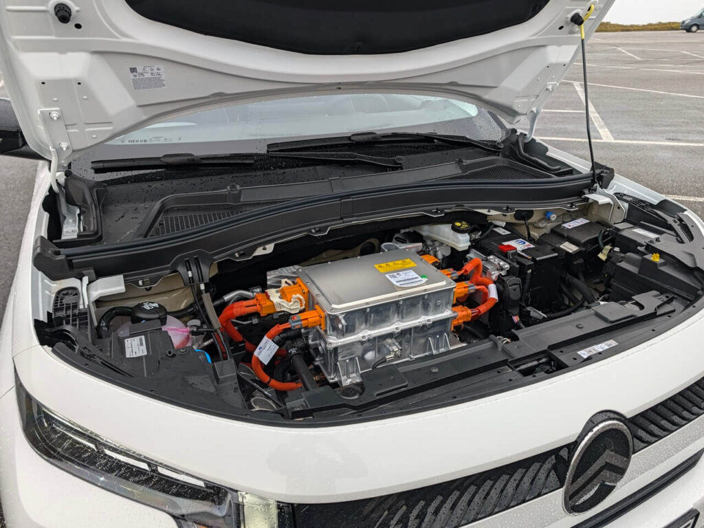Der Citroën Ë-C3 in der Standard-Range hat einen 84 kW (113 PS) starken Elektromotor unter der Fronthaube. Einen Frunk gibt es nicht.