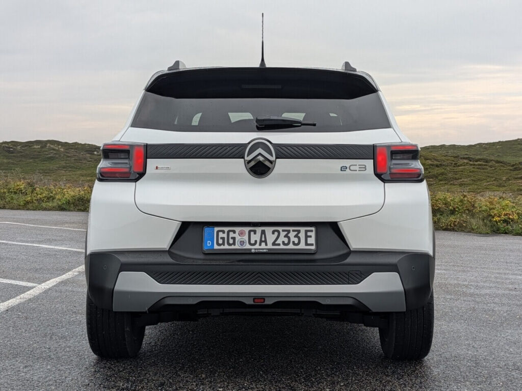 Heckansicht beim Citroën Ë-C3 Collection in Polar-Weiß.