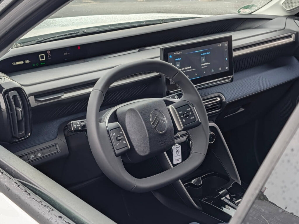 Innenraum mit kleinem und handlichem Lenkrad im Citroën Ë-C3.
