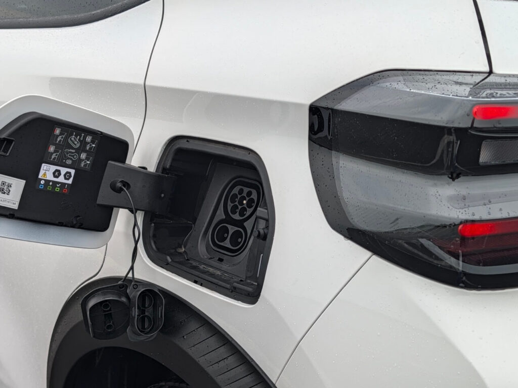 Gleichstrom-Laden (DC) mit bis zu 100 kW (20–80 % in 26 Minuten) beim Citroën Ë-C3 Standard-Range. Der Ladeanschluss befindet sich auf der Fahrerseite hinten.