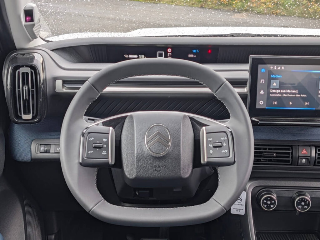 Kleines Lenkrad im Citroën Ë-C3 mit Multifunktionstasten. Der Digitaltacho liegt günstig im Blickfeld.