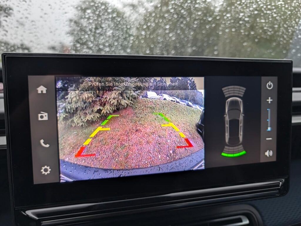 Rückfahrkamera ohne dynamische Führungslinien: Das Kamerabild wird auf dem 10,25 Zoll großen Touchscreen angezeigt.