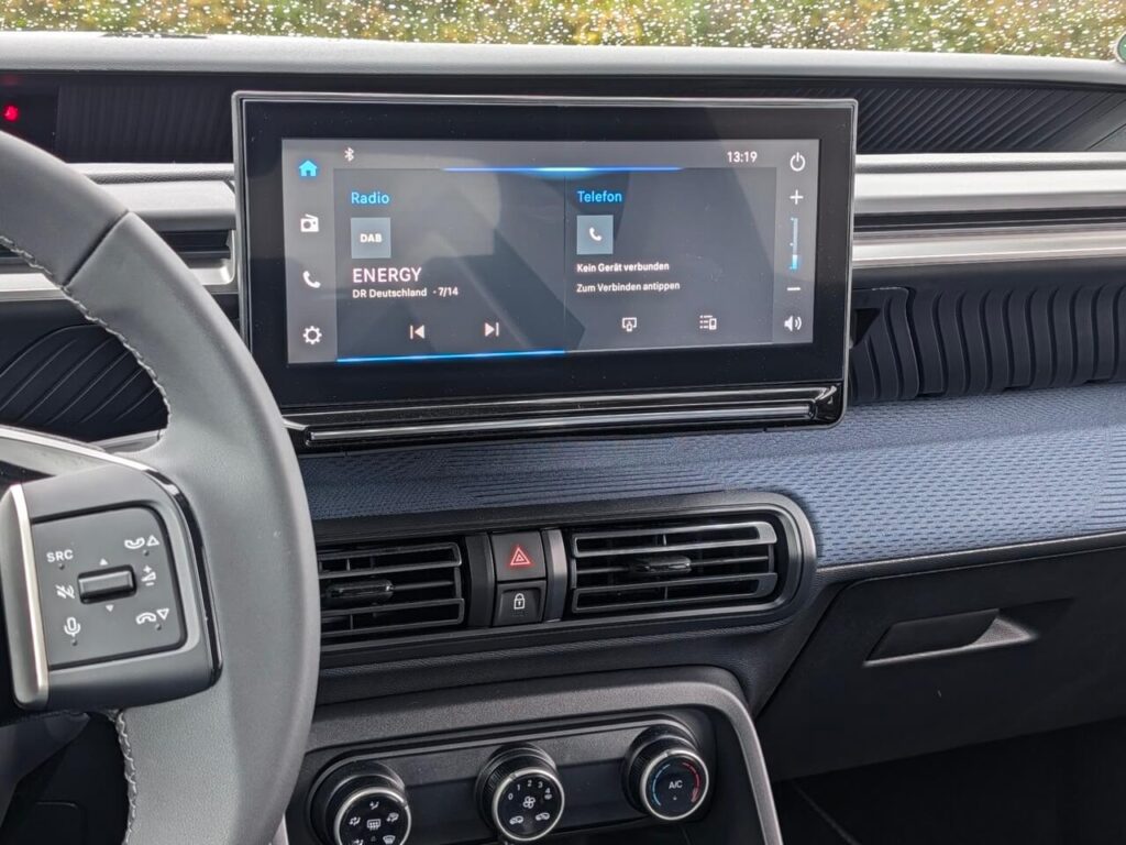 10,25 Zoll Touchscreen mit DAB+, Android Auto und Apple CarPlay kabellos.