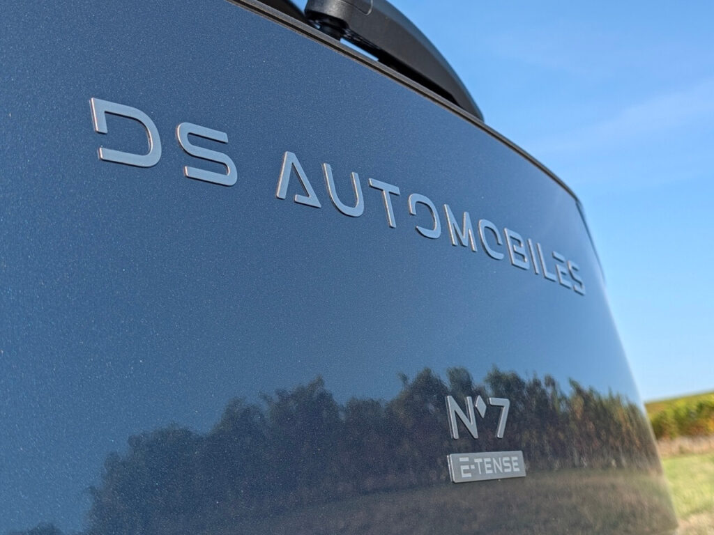 DS N°7 Étoile E-Tense in Topas Blau