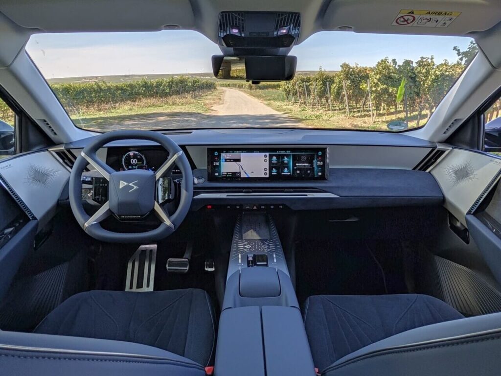 Armaturenbrett: DS N°7 E-Tense Innenraum mit schmalem Touchscreen und vierspeichigem Lenkrad.