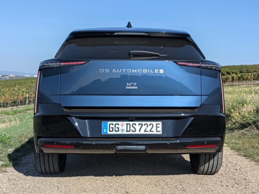 Heckansicht beim DS N°7 Étoile E-Tense in der Lackierung Topas Blau (M0BC, +950 Euro)