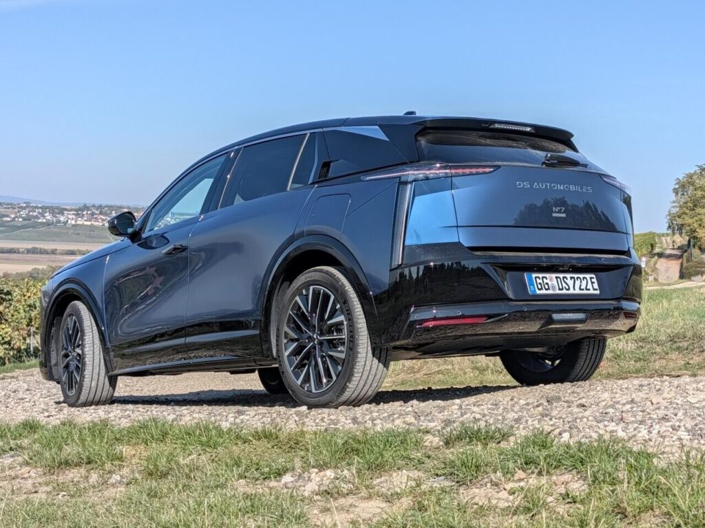 DS N°7 E-Tense FWD in der Heckansicht mit LED-Rückleuchten