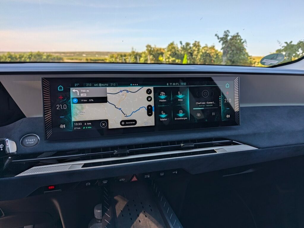Das Infotainmentsystem im DS N°7 mit 16 Zoll Touchscreen und integriertem Navigationssystem verfügt über eine kabellose Smartphone-Anbindung über Apple CarPlay und Android Auto (ZJDG).