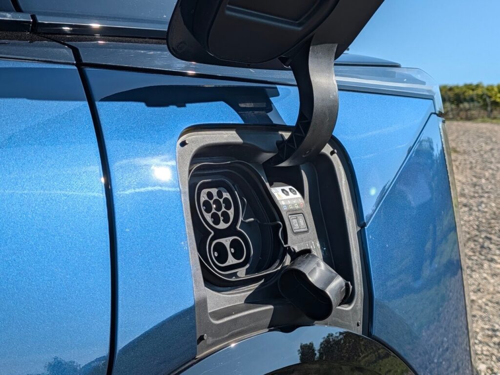 Die Ladeklappe beim DS N°7 befindet sich auf der Fahrerseite hinten und öffnet nach oben.