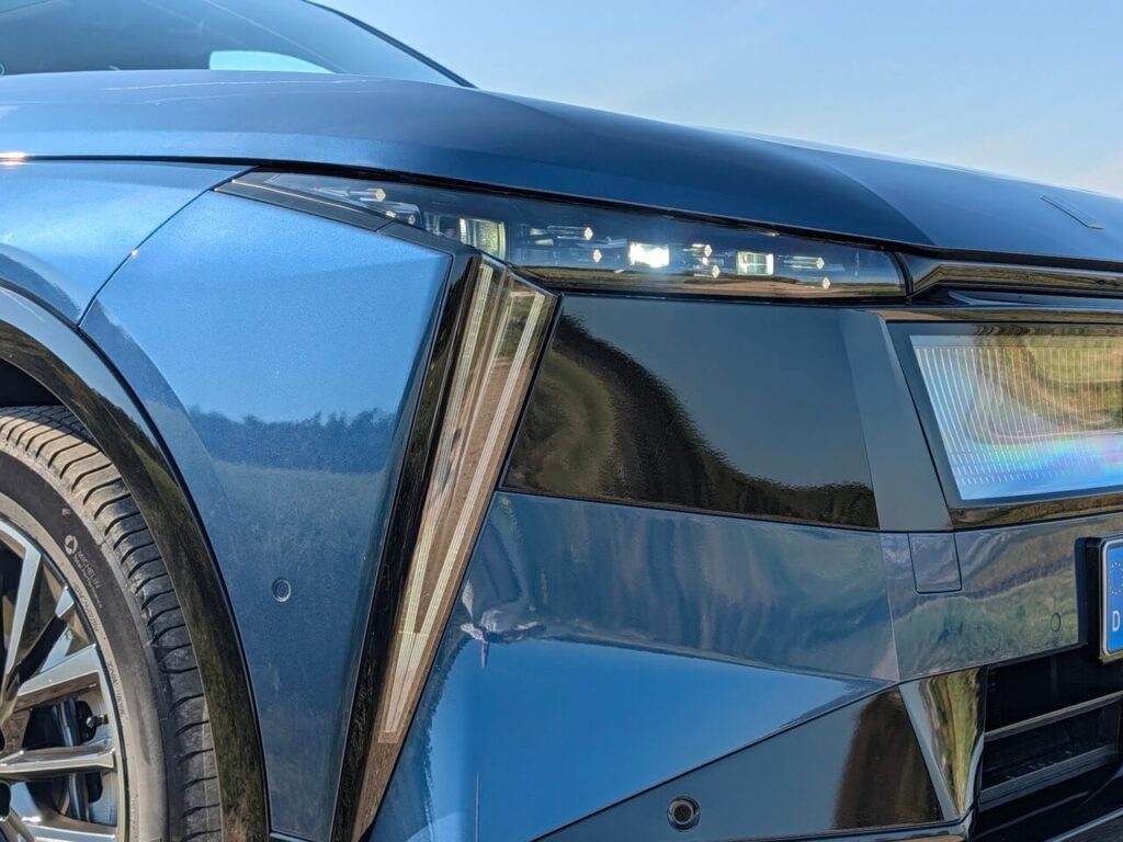 LED-Scheinwerfer DS Pixelvision (LA05) ist beim DS N°7 ab der Ausstattungsvariante Étoile serienmäßig dabei.