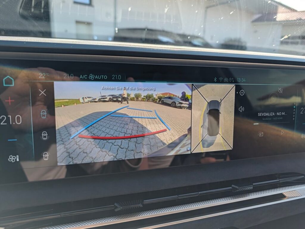 Die Rückfahrkamera im DS N°7 mit 360-Grad-Ansicht und dynamischen Führungslinien hat eine ausreichende Auflösung.