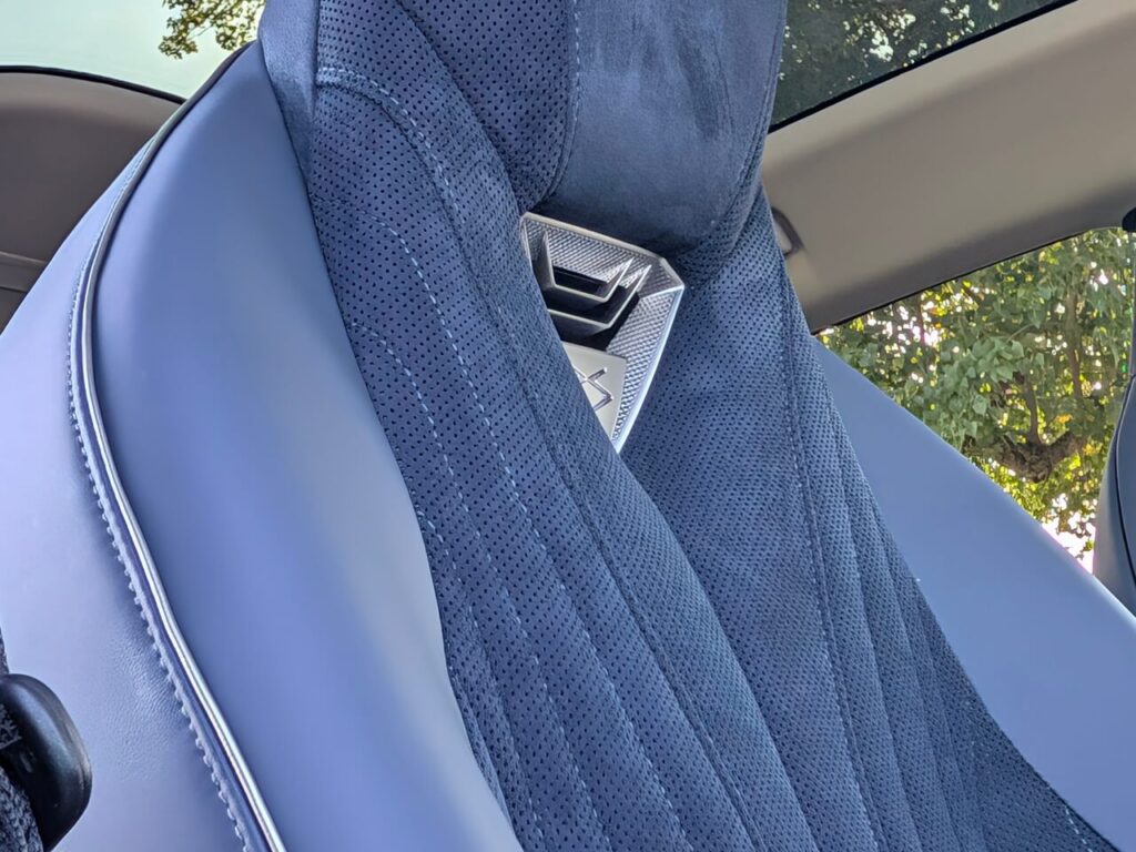 Sitzpolster in Alcantara Eternal Blau (AGFL). Die vorderen Sitze verfügen über eine Nackenheizung (Neck Warmer).