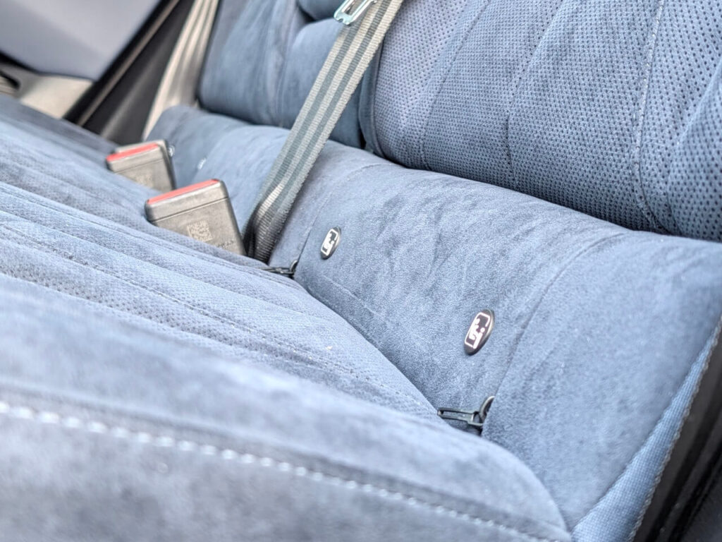 Die Isofix-Halter beim DS N°7 befinden sich auf der Rücksitzbank hinter Reißverschlüssen. Die äußeren beiden Plätze der Rückbank verfügen über das Isofix-Haltesystem mit Top-Tether.