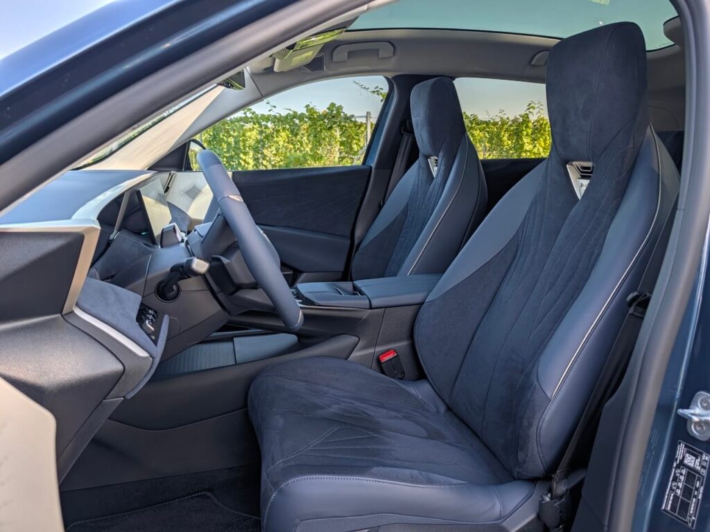 Vordersitz in Alcantara Eternal Blau mit DS Neck Warmer