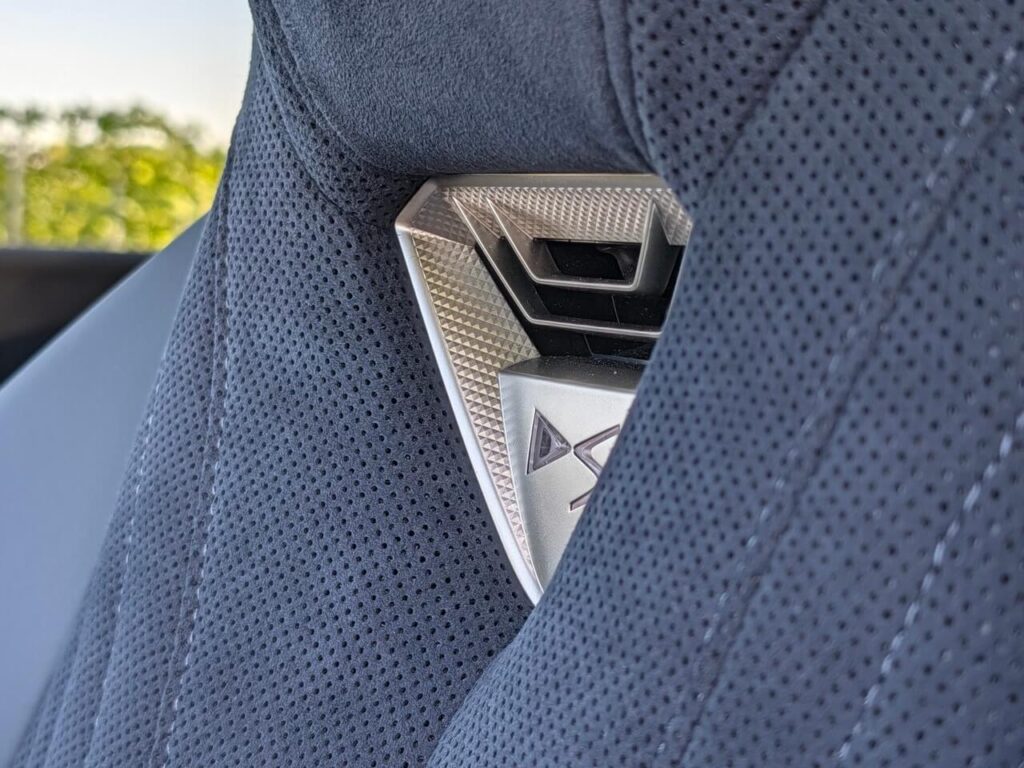 Nackenwärmer beim DS N°7: DS Neck Warmer und beleuchtetes DS-Logo (LC01) in den Vordersitzen.