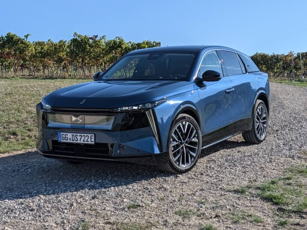 DS N°7 E-Tense in der Variante Étoile (Testwagen für 70.200 Euro) im Test. Die Lackierung Topas Blau kostet 950 Euro Aufpreis.