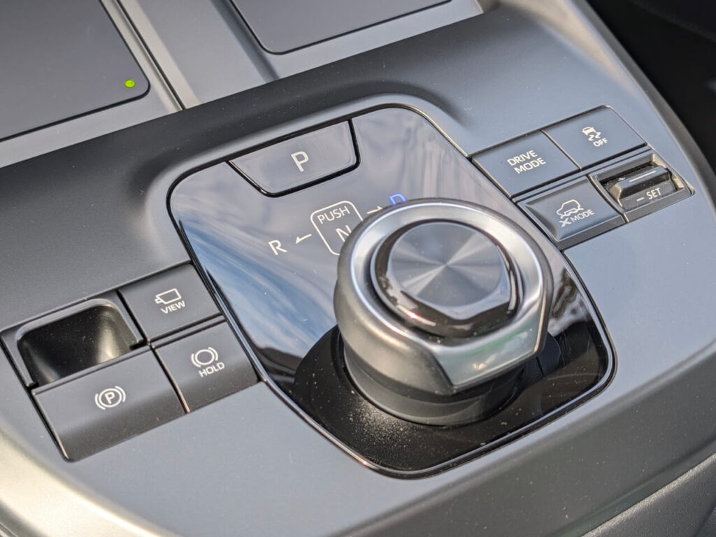 Drehschalter für Fahrprogramme und Tasten für Bergabfahrhilfe, Allradassistenz-System X-Mode mit 2 Modi, Grip Control und Bergabfahrhilfe.