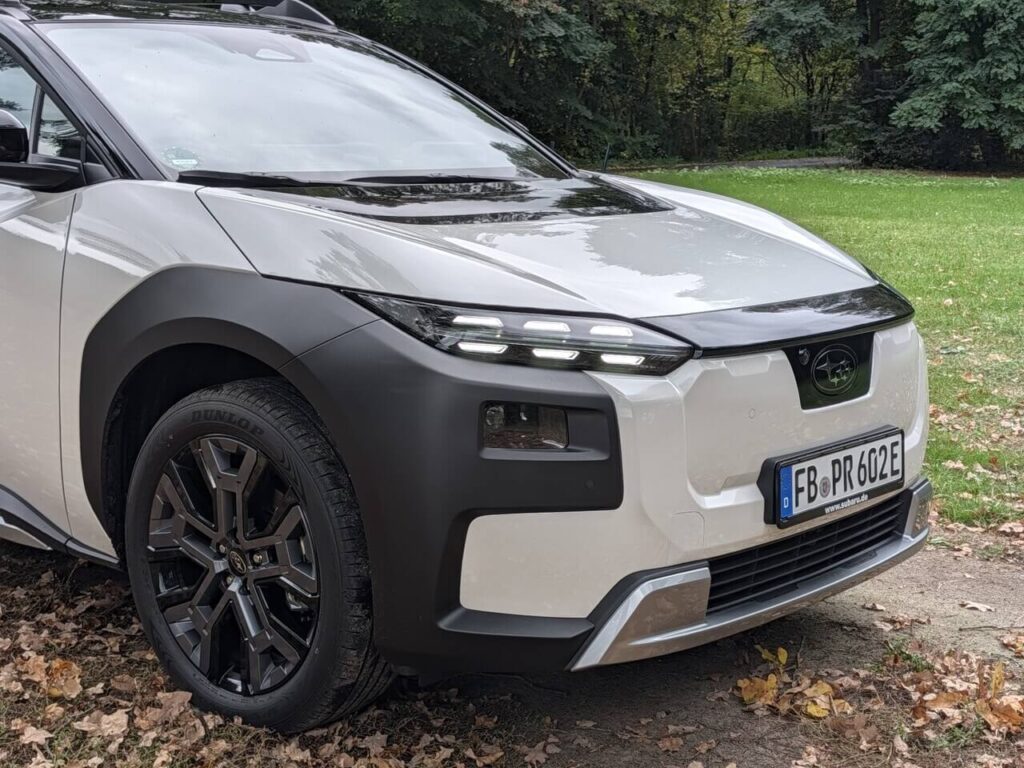 Robuster Offroad-Look beim Subaru E-Outback: unlackierte Kunststoffverkleidung an Frontstoßfänger und Radhausverkleidung/Kotflügel.