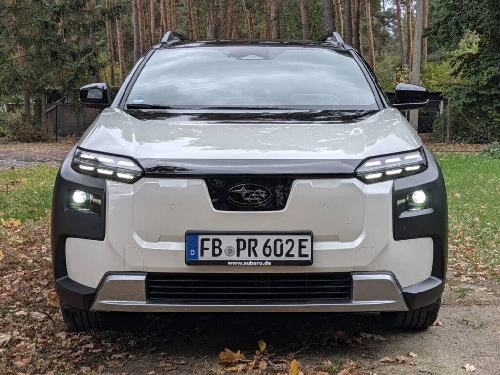 Cleane Front und schmale LED-Scheinwerfer beim neuen Subaru E-Outback.