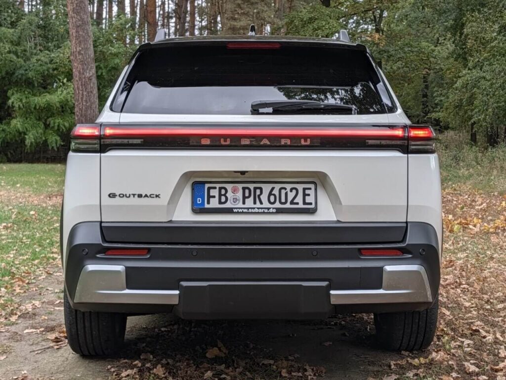 Heckansicht: E-Outback in der Lackierung "Crystal White Pearl" mit durchgehendem LED-Lichtband.