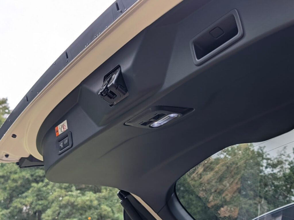Die elektrische Heckklappe beim E-Outback verfügt über eine integrierte LED-Lampe.