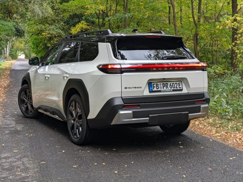 Subaru E-Outback Platinum (2027) im Test: Fahrbericht zum Allrad-Crossover mit Elektroantrieb.