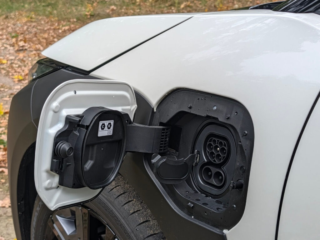 Der Ladeanschluss beim Subaru E-Outback befindet sich vorne links (Fahrerseite). Die Maximale Ladestärke beim DC-Laden über CCS beträgt 150 kW. Die Ladezeit von 10 bis 80 Prozent beträgt 28 Minuten.