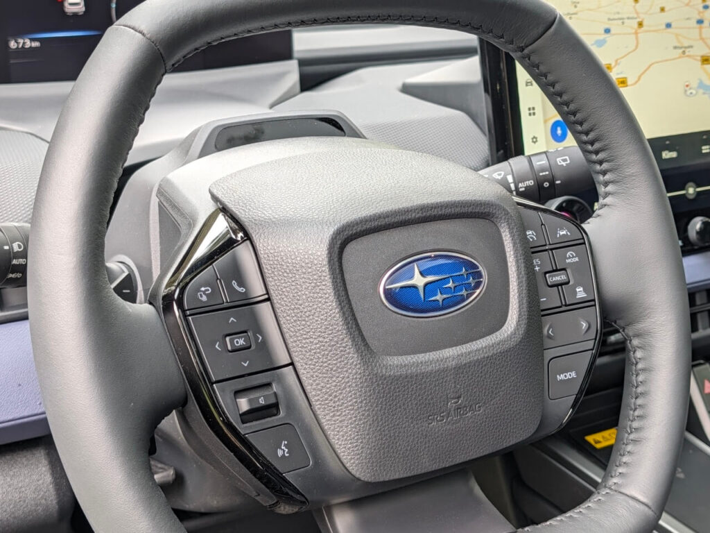 Vorbildlich sind die gut zu bedienenden Multifunktionstasten am Lenkrad des Subaru E-Outback.