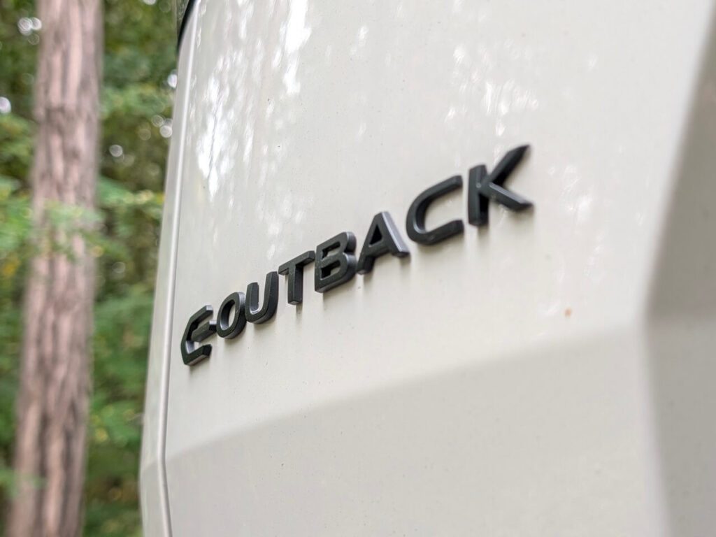Subaru E-Outback - Modellbezeichnung auf der Heckklappe in Schwarz-Matt.