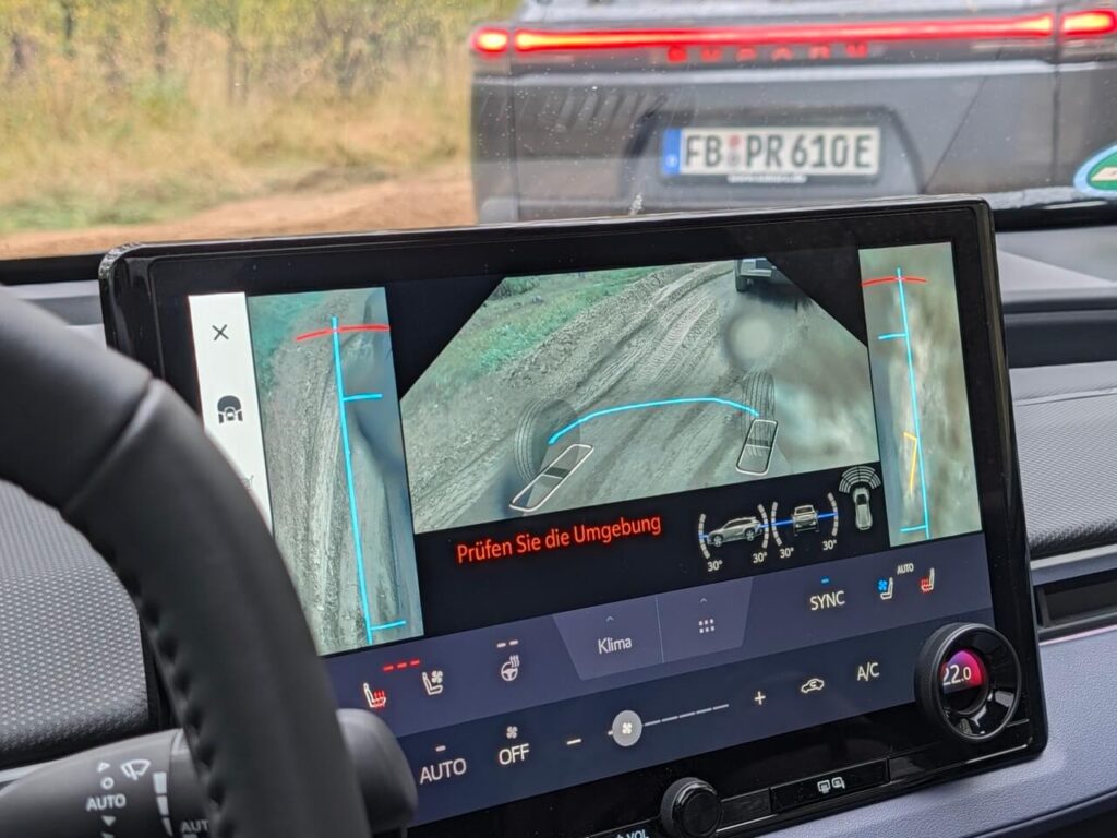 Subaru E-Outback mit Multi-Terrain-Monitor und Kameraansicht im Gelände.