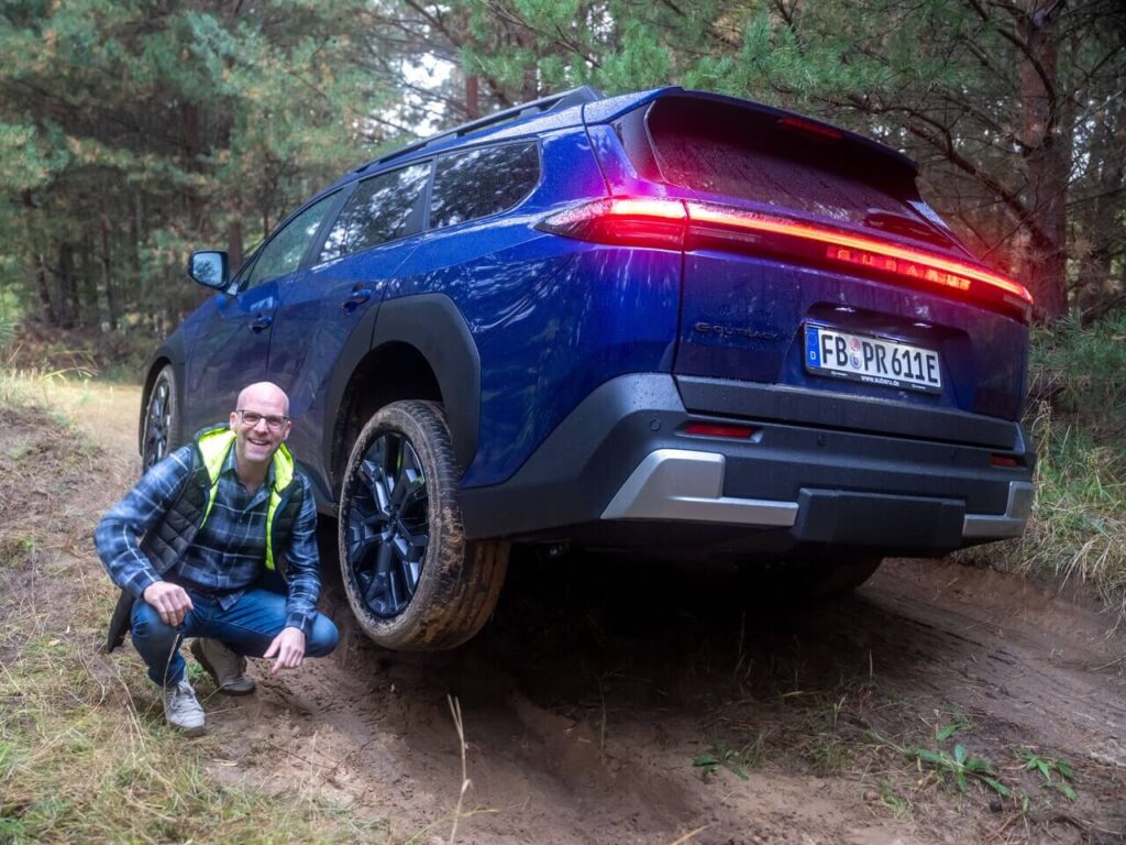 Verwindungsstarke Karosserie: Beim neuen Subaru E-Outback kommt viel hochfester Stahl zum Einsatz. Automobil-Journalist Daniel Przygoda testet Allrad-Crossover mit Elektroantrieb im Gelände. (Foto: André Tillmann)