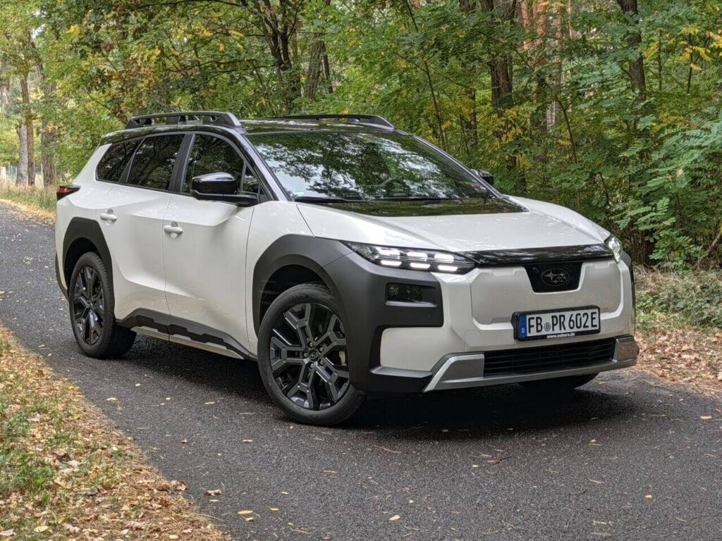 Subaru E-Outback Platinum in der Lackierung Crystal White Pearl mit schwarzem Dach (2027). Fahrbericht zum Elektro-Crossover mit Allradantrieb.