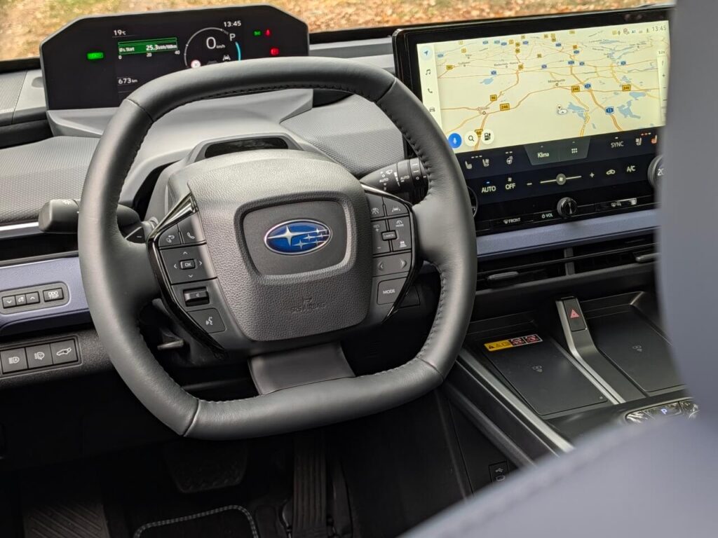 Cockpit: kleines, handliches Lederlenkrad mit weit nach hinten versetztem Kombiinstrument beim neuen E-Outback.