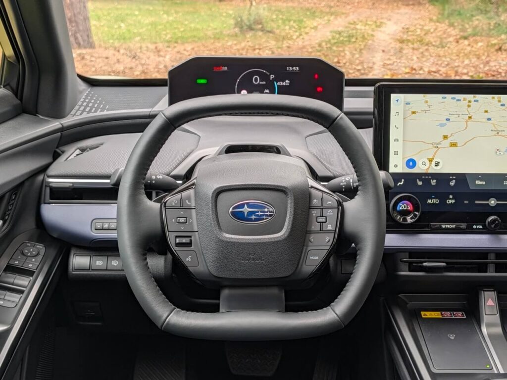 Fahrerperspektive (POV) beim Subaru E-Outback: Handliches Multifunktionslenkrad und ein weit nach hinten versetzter Digitaltacho in 7 Zoll Größe.