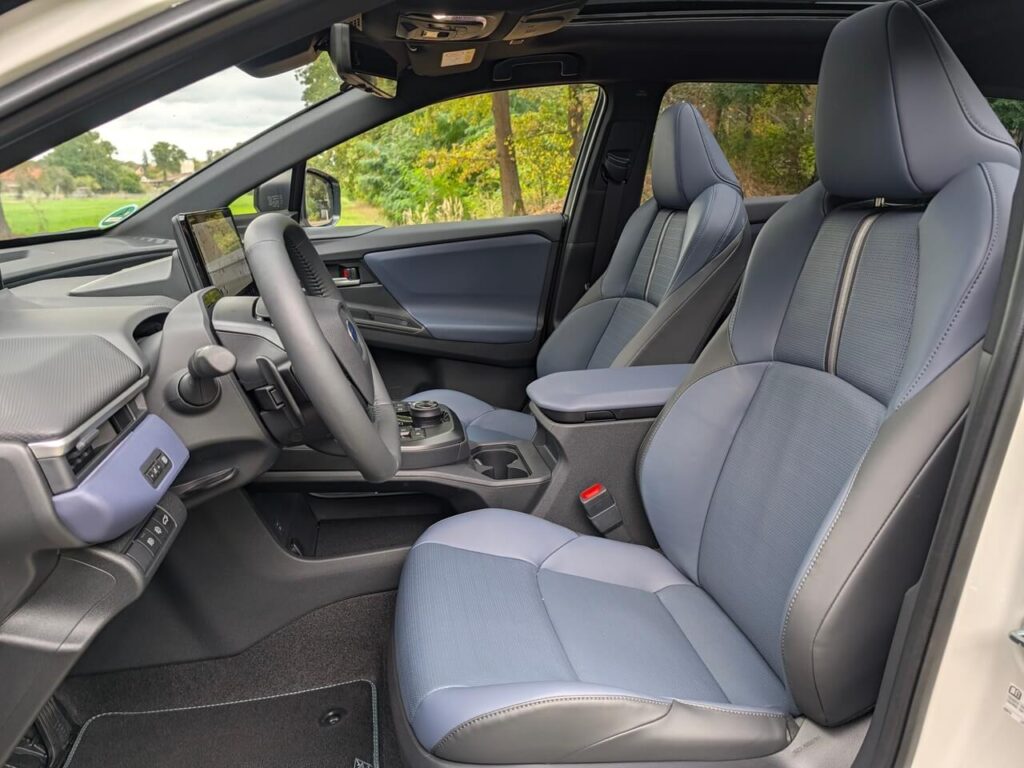 Ergonomisch gestalteter Fahrersitz im Subaru E-Outback: In der Platinum-Ausstattung mit blauem Echtleder und Komfortfunktionen (Sitzheizung und Sitzbelüftung) sowie elektrischer Sitzverstellung.