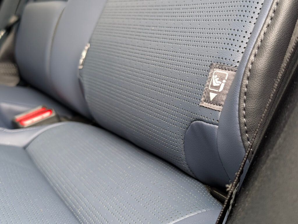 Isofix-Halterung auf der Rücksitzbank mit i-Size Standard und Top Tether-Halterung.