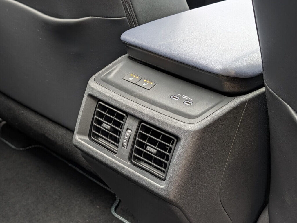 Für die Rücksitzbank im Subaru E-Outback: Luftausströmer, 3-stufige Sitzheizung für die äußeren beiden Plätze und zwei USB-C-Anschlüsse.